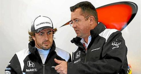 Boullier conversa con Alonso en el ´box´ de McLaren-Honda. Boullier conversa con Alonso en el ´box´ de McLaren-Honda.