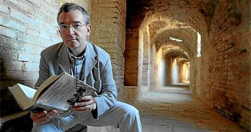 Posteguillo, con una de sus novelas, ´Circo máximo´. Posteguillo, con una de sus novelas, ´Circo máximo´.