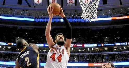 Mirotic, a punto de meter de dos. Mirotic, a punto de meter de dos.
