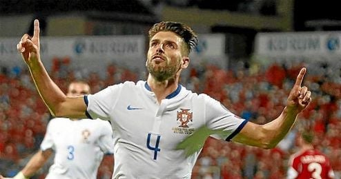 Veloso celebra un gol con la elástica de Portugal. Veloso celebra un gol con la elástica de Portugal.