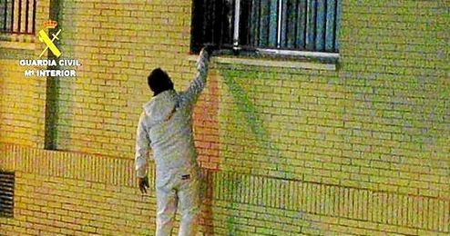 Los agentes observaron que la compraventa se realizaba a través de la ventana del piso o de la puerta principal. Los agentes observaron que la compraventa se realizaba a través de la ventana del piso o de la puerta principal.