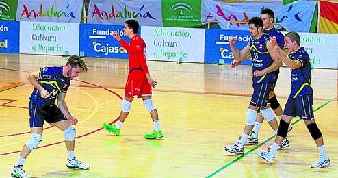 Chema Castellano (con el dorsal 14) se muestra dispuesto a continuar en el Juvasa, donde admite sentirse muy cómodo. Chema Castellano (con el dorsal 14) se muestra dispuesto a continuar en el Juvasa, donde admite sentirse muy cómodo.
