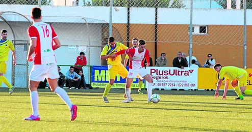 En la imagen, un lance del Antoniano-Nervión (6-3) disputado en la primera vuelta del campeonato en el Municipal de Lebrija. En la imagen, un lance del Antoniano-Nervión (6-3) disputado en la primera vuelta del campeonato en el Municipal de Lebrija.