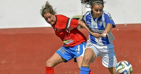 Paulita, con la elástica del Sporting Club de Huelva, pugna con una rival Paulita, con la elástica del Sporting Club de Huelva, pugna con una rival