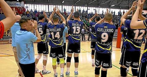 Los jugadores del Voley Juvasa saludan a su afición tras el partido. Los jugadores del Voley Juvasa saludan a su afición tras el partido.