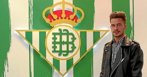 José Carlos posa tras su renovación con el Betis. José Carlos posa tras su renovación con el Betis.