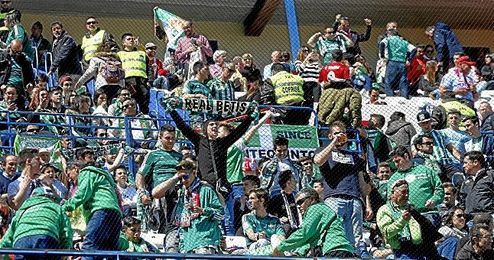 Los aficionados béticos en el encuentro contra el Atlético de Madrid. Los aficionados béticos en el encuentro contra el Atlético de Madrid.