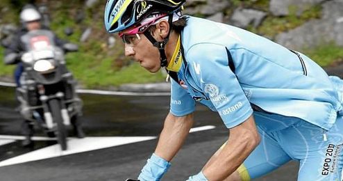 El corredor del Astana Diego Rosa pasa escapado por Eibar. El corredor del Astana Diego Rosa pasa escapado por Eibar.