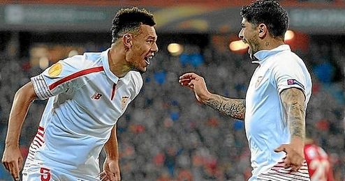 ´Kolo´ y Banega celebra el empate en San Mamés. ´Kolo´ y Banega celebra el empate en San Mamés.