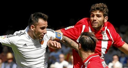 Fazio salta con Alcácer. Fazio salta con Alcácer.