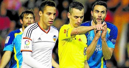Iborra le protesta a Jaime Latre el penalti decretado el pasado curso contra el Sevilla, que aprovechó Parejo para abrir la lata. Iborra le protesta a Jaime Latre el penalti decretado el pasado curso contra el Sevilla, que aprovechó Parejo para abrir la lata.