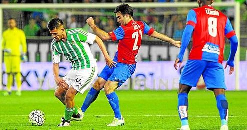 Dani Ceballos, protegiendo el balón ante un rival. Dani Ceballos, protegiendo el balón ante un rival.