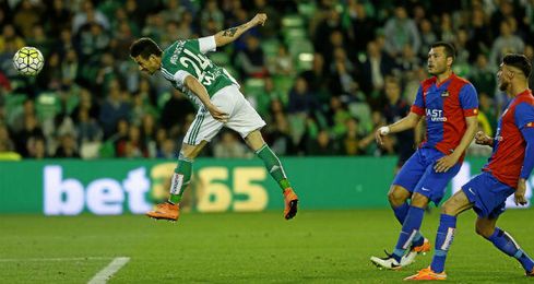 Rubén Castro manda a la red el centro de Cejudo. Rubén Castro manda a la red el centro de Cejudo.