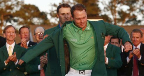 Spieth cede la chaquetilla verde a Danny Willett. Spieth cede la chaquetilla verde a Danny Willett.