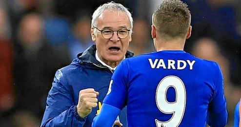 Claudio Ranieri dialoga con su estrella Vardy Claudio Ranieri dialoga con su estrella Vardy