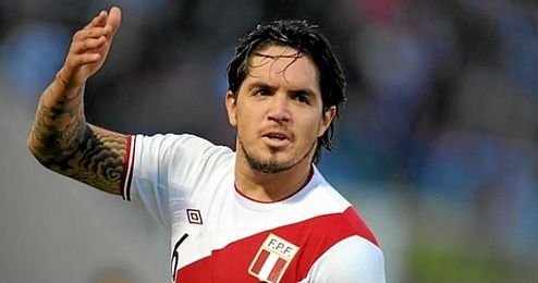 Claudio Pizarro ha tenido que salir en defensa del lateral zurdo del Betis. Claudio Pizarro ha tenido que salir en defensa del lateral zurdo del Betis.