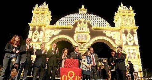 Momento en el que se ilumina la portada de la Feria de Abril de Sevilla 2016. Momento en el que se ilumina la portada de la Feria de Abril de Sevilla 2016.