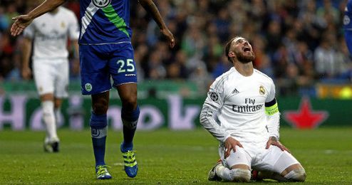Sergio Ramos, de rodillas sobre el césped, en un lance ante el Wolfsburgo Sergio Ramos, de rodillas sobre el césped, en un lance ante el Wolfsburgo