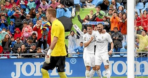Benzema y James celebran el primer gol del partido. Benzema y James celebran el primer gol del partido.