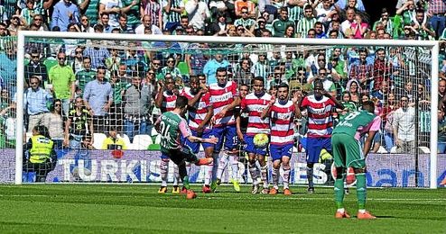 Rubén Castro, autor de 17 goles esta temporada, anotó de falta directa ante el Granada el tanto que suponía el 2-0 definitivo. Rubén Castro, autor de 17 goles esta temporada, anotó de falta directa ante el Granada el tanto que suponía el 2-0 definitivo.
