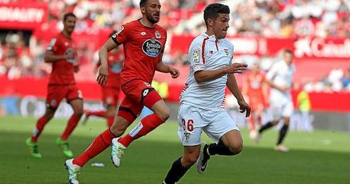 Curro, en un lance del Sevilla-Deportivo. Curro, en un lance del Sevilla-Deportivo.