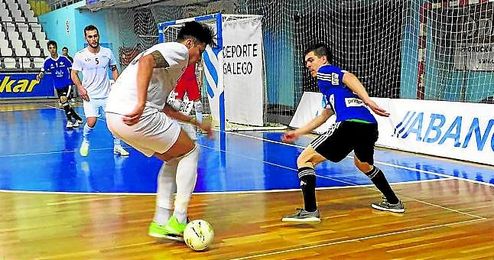 El luqueño Keko, que ayer marcó dos tantos, presiona la salida de uno de los jugadores gallegos. El luqueño Keko, que ayer marcó dos tantos, presiona la salida de uno de los jugadores gallegos.