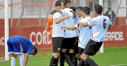 Los jugadores del Sevilla Atlético celebra un gol ante la Balona. Los jugadores del Sevilla Atlético celebra un gol ante la Balona.