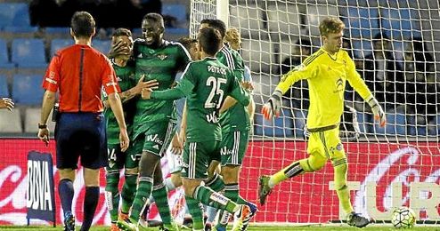 N´Diaye celebra su gol en Balaídos con sus compañeros. N´Diaye celebra su gol en Balaídos con sus compañeros.