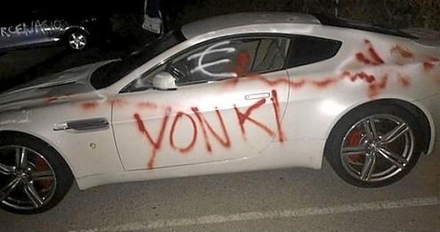 La palabra "yonki" pintada en uno de los coches. La palabra "yonki" pintada en uno de los coches.