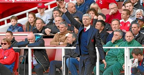 Wenger en el Emirates Stadium Wenger en el Emirates Stadium