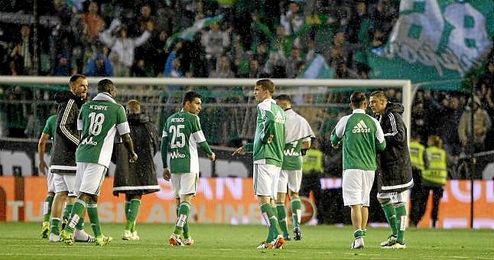 Los jugadores verdiblancos tras la victoria de ayer. Los jugadores verdiblancos tras la victoria de ayer.