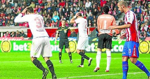 Los jugadores del Sevilla lamentan una ocasión fallada en su última visita a El Molinón, en 2012, cuando perdieron ante el Sporting (1-0). Los jugadores del Sevilla lamentan una ocasión fallada en su última visita a El Molinón, en 2012, cuando perdieron ante el Sporting (1-0).