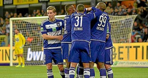 Dennis Praet celebra un gol con sus compañeros en el campeonato belga. Dennis Praet celebra un gol con sus compañeros en el campeonato belga.