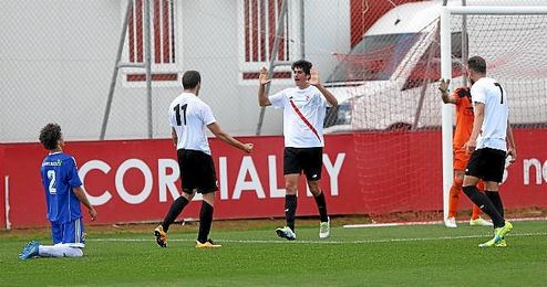 Carlos Fernández celebra uno de los goles ante la Balona. Carlos Fernández celebra uno de los goles ante la Balona.