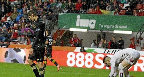 Fernando Llorente, lamentando una de sus ocasiones erradas. Fernando Llorente, lamentando una de sus ocasiones erradas.