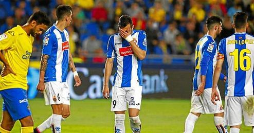 Los jugadores del Espanyol cayeron derrotado ayer ante Las Palmas. Los jugadores del Espanyol cayeron derrotado ayer ante Las Palmas.