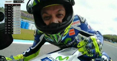 Rossi celebra en televisión su ´pole´ en Jerez. Rossi celebra en televisión su ´pole´ en Jerez.