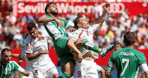 Lucha titánica de béticos y sevillistas. Lucha titánica de béticos y sevillistas.