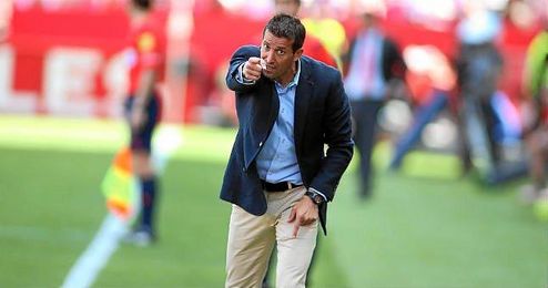 Merino, en la banda del Sánchez Pizjuán. Merino, en la banda del Sánchez Pizjuán.