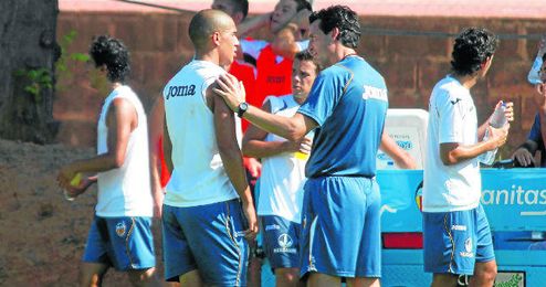 Unai Emery conversa con Sofiane Feghouli, en septiembre de 2011. Unai Emery conversa con Sofiane Feghouli, en septiembre de 2011.