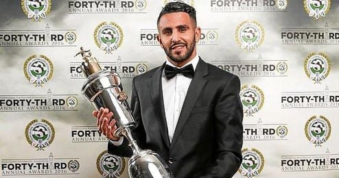 El jugador del Leicester con el premio a mejor jugador. El jugador del Leicester con el premio a mejor jugador.
