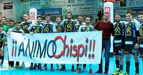 Los compañeros de ´Chispi´ animándole tras su lesión. Los compañeros de ´Chispi´ animándole tras su lesión.