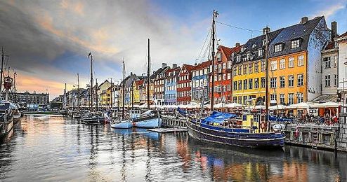 Copenhague es la capital de Dinamarca. Copenhague es la capital de Dinamarca.