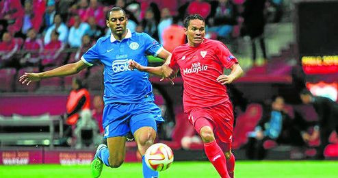 Douglas pugna con Carlos Bacca, en el Dnipro-Sevilla de la final de Varsovia. Douglas pugna con Carlos Bacca, en el Dnipro-Sevilla de la final de Varsovia.