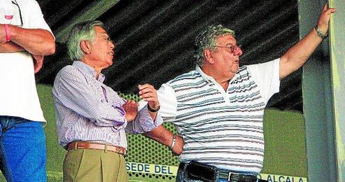 Tai Myung Kim, actual directivo del Alcalá, y Antonio Gaitán, propietario de AMC FC. Tai Myung Kim, actual directivo del Alcalá, y Antonio Gaitán, propietario de AMC FC.