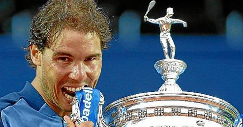 Nadal muerde su última trofeo, el Conde de Godó. Nadal muerde su última trofeo, el Conde de Godó.