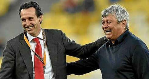 Lucescu y Emery se saludan afectuosamente antes del inicio del partido. Lucescu y Emery se saludan afectuosamente antes del inicio del partido.