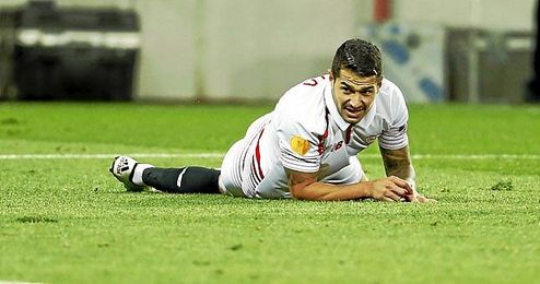 Vitolo, caído sobre el césped de Donetsk. Vitolo, caído sobre el césped de Donetsk.