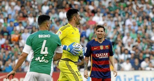 Adán atrapa el balón ante Bruno y messi. Adán atrapa el balón ante Bruno y messi.