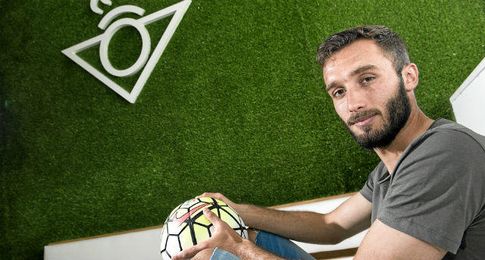 Pezzella posa para ESTADIO Deportivo. Pezzella posa para ESTADIO Deportivo.